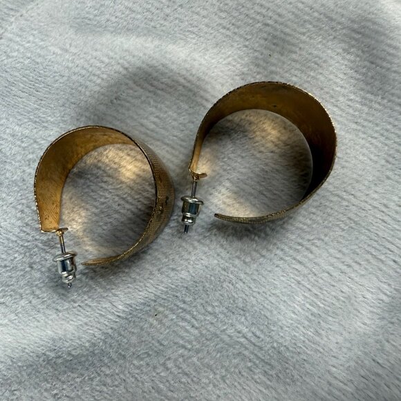 Textured Gold Tone 3/4 Hoop Earrings Pierced Post Back Heart Pattern Engraved - Picture 11 of 16